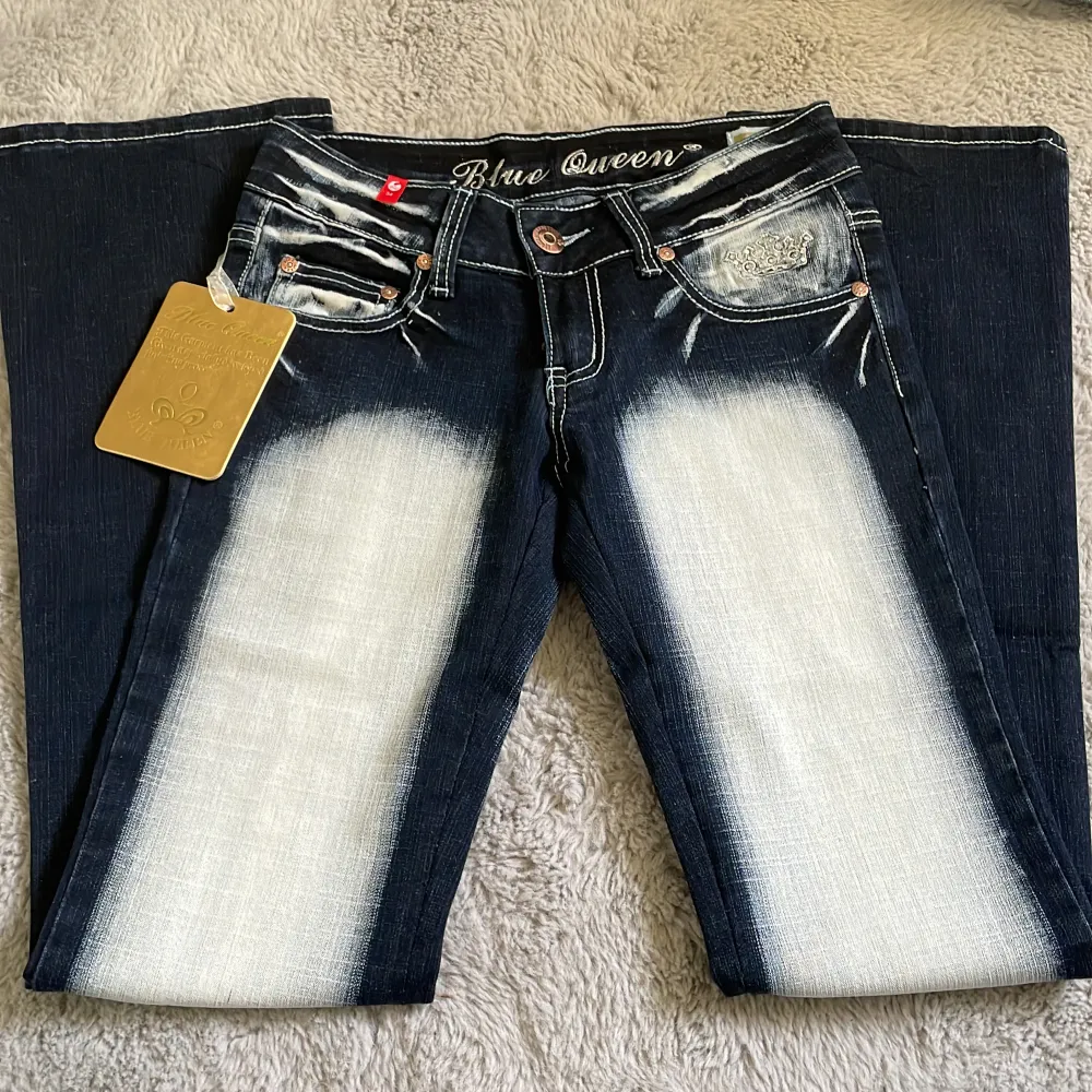 Low waisted bootcut jeans, aldrig använda då de ej gick att lämna tillbaka. Midjemåttet 34cm tvärsöver, grenhöjd 18cm, innerbenslängd 83cm! Skriv innan du köper! 😄. Jeans & Byxor.