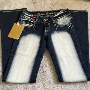 Low waisted bootcut jeans, aldrig använda då de ej gick att lämna tillbaka. Midjemåttet 34cm tvärsöver, grenhöjd 18cm, innerbenslängd 83cm! Skriv innan du köper! 😄