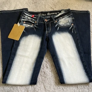 Low waisted jeans - Low waisted bootcut jeans, aldrig använda då de ej gick att lämna tillbaka. Midjemåttet 34cm tvärsöver, grenhöjd 18cm, innerbenslängd 83cm! Skriv innan du köper! 😄