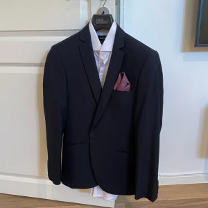 Dark Navy Kostym - Kostym säljes i väldigt bra skick. 