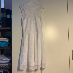Vit klänning från Bubbelroom - Vit klänning använd en gång, mycket gott skick. Storlek S. Öppen rygg som man knyter i naken. 
