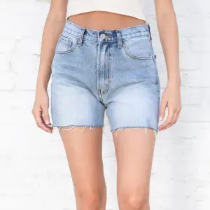 säljer mina Molly denim shorts från Brandy Melville som är slutsålda på hemsidan. Skulle säga att de passar S/M (onesize) Nypris: 400 kr