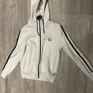 Plein sport - Säljer min Plein sport zip hoddie. Skick 5/10. Ny pris 2000. Kom privat för mer information!