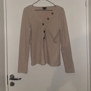 Tröja  - Knappt använd, fint skick.