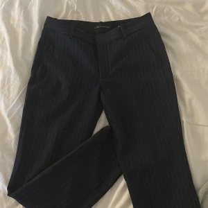 Lågmidjade kostymbyxor  - Lågmidjade kostymbyxor från zara. Mörkblå med tunna ränder på