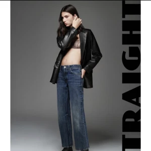 MidWaist jeans - Säljer ett par snygga midwaist jenas ifrån zara det är dom på bilden ovan, skriv privat för fler bilder😊