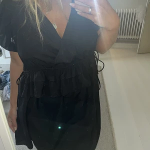 Söt klänning  - Söt klänning somr justerbar med band vid sidorna av brösten. Det är en barnstorlek men är bra på mig som är en 36:a och 165 lång😊
