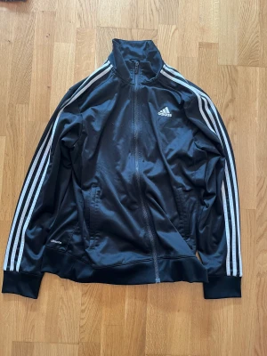 Adidasjacka - Svart adidasjacka