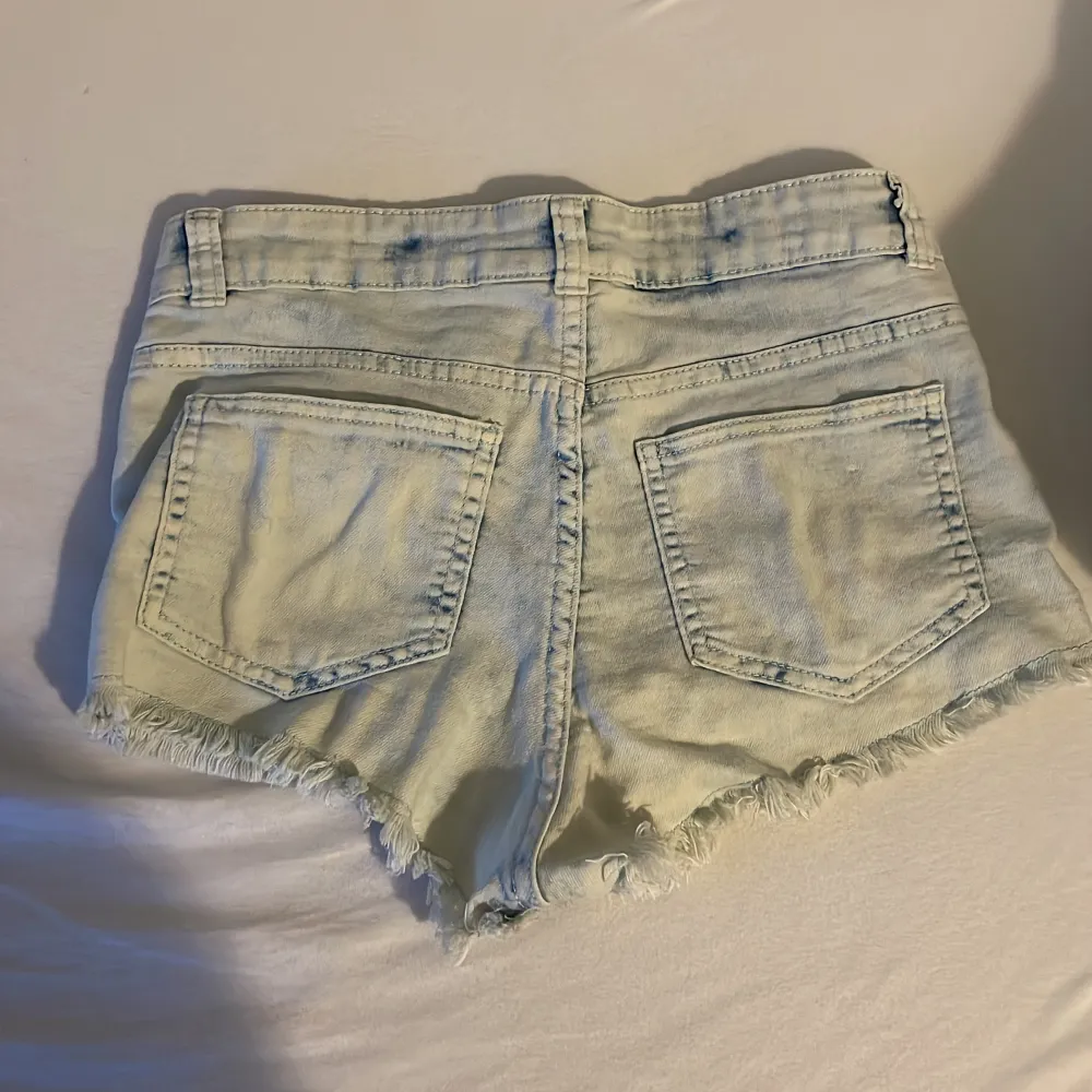 Från H&M i storlek 34, dom är i ett bra skick. Säljer då jag rensat min garderob samt att dom är allt för små för mig ❤️. Shorts.