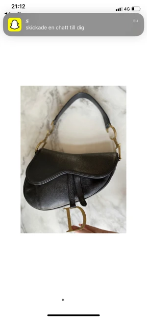  Dior väska - Säljer en Dior väska då den inte används nå mer. Köptes för ett och ett halvt år sedan, säljer för 7200kr. Säljer så billigt då den bara ligger i garderoben. Om ni har frågor hör gärna av er! (Köpare står för fraktkostnad) 