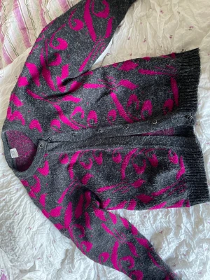 Unik stickad kofta - Ascool kofta med häftigt mönster och knappar, fyndad på secondhand. Lite lösare passform. Passar nog för de flesta storlekarna men sitter fint på mig (S)
