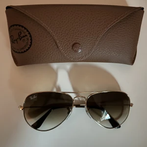Ray Ban aviators  -   Ray-ban aviators i fint skick! Guldiga🥰😍