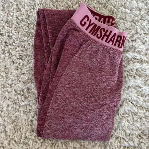 Gymshark tights rosa - Rosa gymsharktights i väldigt stretchigt tyg. Rätt slitna, därav priset. 