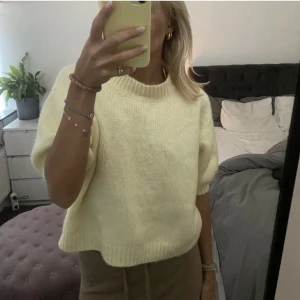 Zara tröja - Säljer min oanvända zara tröja, den har tyvärr inte prislappen kvar men är helt oanvänd, inte nopprig någonstans! 