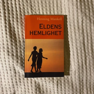 Eldens Hemlighet av Henning Mankell - Hej! Jag säljer Eldens hemlighet av Henning Mankell☺️ I fint skick. Boken kostar 50 kr + frakt.