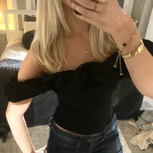 Off shoulder tröja med volanger  - Helt oanvänd, super bra material 💓💓🫶🏼