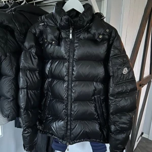 Moncler Maya  - Hej säljer min Moncler Maya jacka Inga skador på jackan  Använd några gånger men är i bra skick Storlek M Post går o lösa 