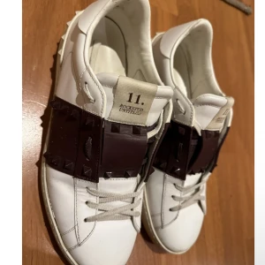 Valentino  - Säljer mina Valentino sneakers, endast använda 3-4 gånger därav endast lite slitage. (Skick 9-10) Köpta för 650£ på miinto. Mitt pris 3499:- men pris kan diskuteras. Box och dustbag med följer samt ”äkthets” papper. Dm för mer info osv,kan mötas upp i gbg