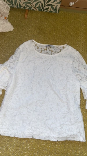 Vit topp från Gina  - Denna vita toppen säljer jag från Gina tricot jättebra skick skriv för bild på pris kan diskuteras 