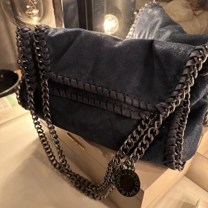 Stella mc liknande väska  - Så fin glitter-blå väska som påminner om Stella McCartney väskan. Jättebra skick o har inga skador eller tecken på användning! 💙