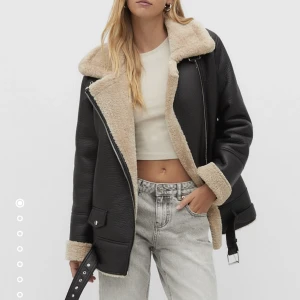 Jacka - Skitsnygg dubbelsidig bikerjacka från stradivarius, köpt för bara någon månad sen🫶🏽 säljer då ja köpt en annan liknande. Så mycket bra skick!  Nypris:859kr 