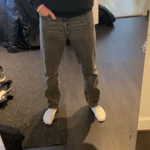 Gråa jeans straight  - Gråa jeans från Weekday. Endast lite använda. Storlek 28/30. Nypris 600kr, säljer för 250kr.