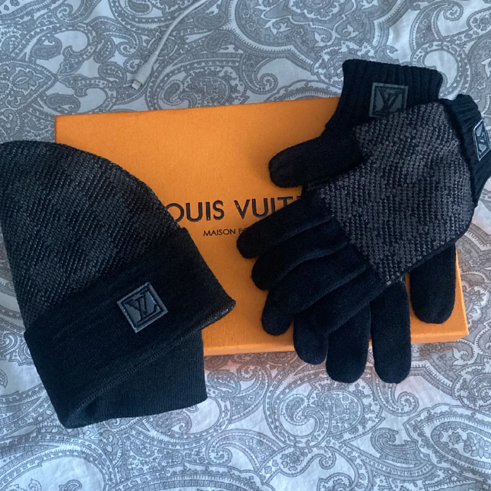 Säljer Louis Vuitton mössa samt handskar i väldigt bra skick. Nästan som nya!. Accessoarer.
