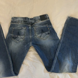 Lågmidjade jeans - Jättefina utsvängda jeans från Kuyichi, nypris 1200kr 🤍 passar mig som brukar bära storlek 34/36