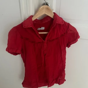 Röd söt blus❤️ - Supersöt blus! Storleken är L men den har tunt material och sitter lite tajtare så skulle säga att den funkar för S och M   