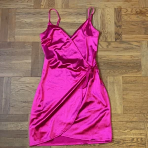 Rosa klänning  - Rosa klänning från hm, sparsamt använd, storlek XS men passar S-M också