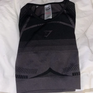 Gymshark topp - Långärmad croppad tränings topp från gymshark, jätte bra skick💞 