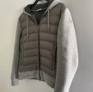 Moncler cardigan strl 2 (M) - Säljer min sjukt feta moncler cardigan som inte längre säljs någonstans! Jackan är i mycket fint skick 9/10🍾 Den är i strl 2 vilket motsvarar M. Bara att skriva vid frågor eller funderingar!🤝