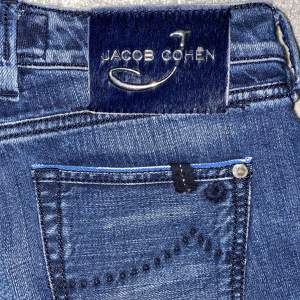 Säljer nu ett par Jacob Cohen jeans i nyskick 10/10. Limited edition nr 50 av 79 i världen!, nypris 5499kr mitt pris 1299kr. Priset är förhandlingsbart vid snabb affär, paketpris kan ordnas, skriv för fler bilder! Storleken är W29 L32