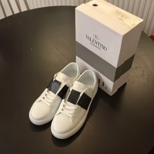 Valentino open  - Helt oanvända och nya Valentino open skor. Säljer pga för små. Box medföljer.  Hör av dig vid intresse så svarar jag på dina frågor! (Inte äkta)