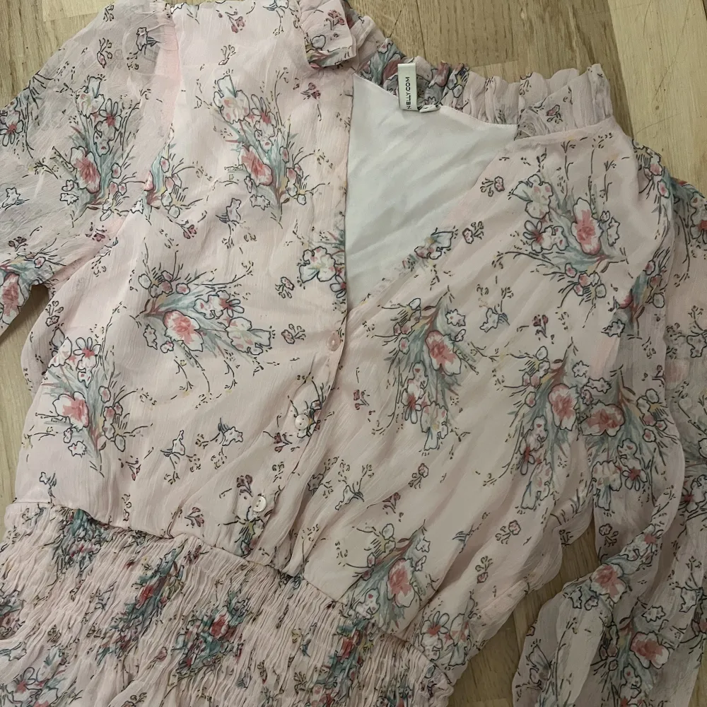 Super söt blommig klänning, ej använd. . Mekot.
