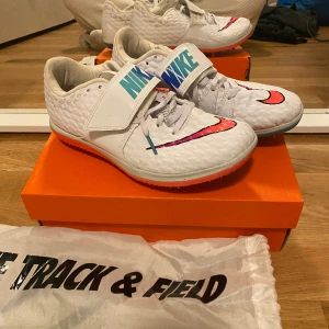 Höjdhoppskor spikskor  - Nästan helt nya höjdhoppskor, har använts minimalt efter köpet pga lite för små och har nu slutat i friidrott. De är i storlek 40. Kommer med original förvanskning och Nike gympapåse. Även skruven till spikarna. Skriv gärna om ni behlver fler bilder. 