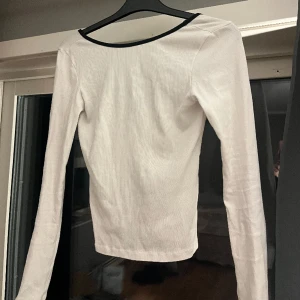 Topp - Så fin tröja ifrån Gina Tricot med en u ringad rygg ( de på bild två) köpt för 200 säljer för 100 ink frakt! storlek xs men jag som brukar ha S så sitter den super bra på för mih!💓❣️