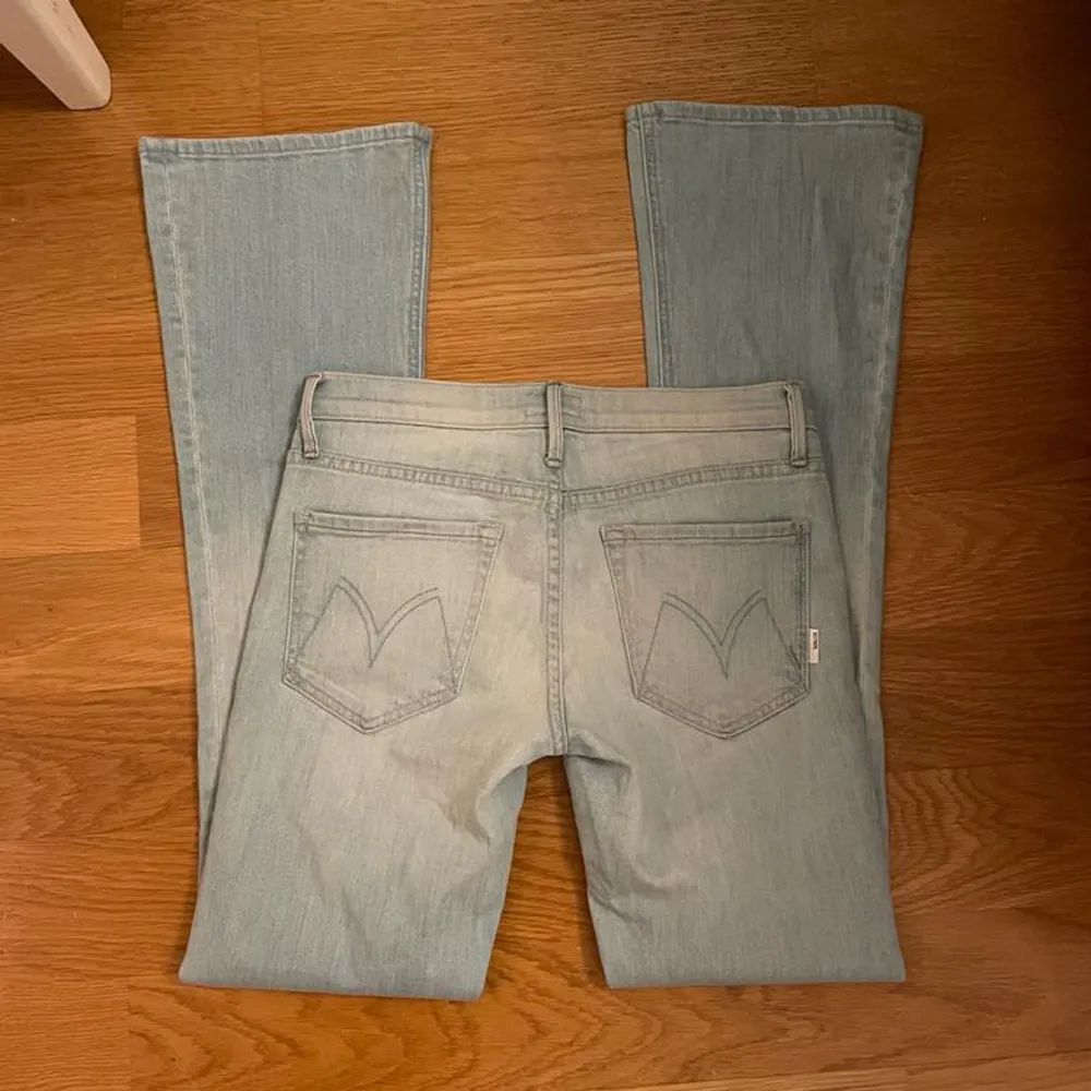 Lågmidjade bootcut jeans 💞Aldrig använda  Midjemått: 78 cm Innerbenslängd: 82 cm 💞. Jeans & Byxor.