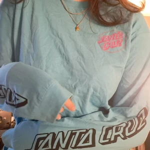 Blå långärmad - Blå med skitsnyggt tryck där bak. Använt några gånger och tycker den är skitball, har bara lite svårt för färgen blå så använde den mindre än vad jag trodde. Ny annars. Köpt på carlings. Skatetröja. Lite oversized. Text på armarna också