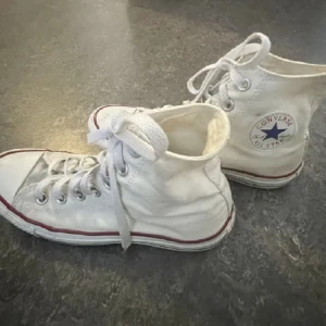 Converse  - Skor som har tecken på användning men ändå superskick!! 💖
