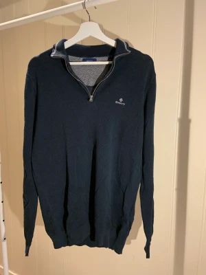 Snygg Gant tröja💫 - Säljer en fin marin blå Gant tröja! 