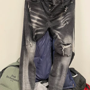 dsquared2 jeans  - Jätte fina jeans i bra skick storlek 48  jag säljer dem för att jag använder inte dem längre 