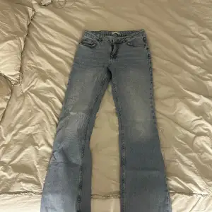 snygga bootcut jeans från gina tricot, är för stora för mig och känner att de ej kommer till någon användning. använt ett par gånger är lite trasiga i hälarna men tycker de är snyggt. storlek 38  nyrpis: 600kr säljer för 300