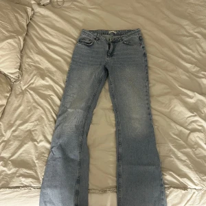 bootcut jeanse - snygga bootcut jeans från gina tricot, är för stora för mig och känner att de ej kommer till någon användning. använt ett par gånger är lite trasiga i hälarna men tycker de är snyggt. storlek 38  nyrpis: 600kr säljer för 300