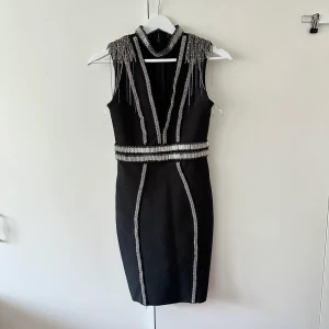 Nyårs klänning  - Klänning med strass  Midi längd  Använd en gång 