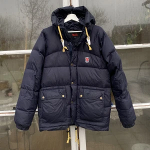 Fjällräven Expedition Down Vinterjacka Navy - Hej, säljer den populära Fjällräven Expedition Down jackan i marinblå färg. Storlek XS men passar olika beroende på storlekspreferens. Nypris 9000kr. Bra skick med en sprillans ny dragkedja. Pris kan diskuteras. Hör av dig vid frågor. 