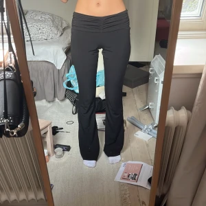 Lowwaist byxor - Jättefina lowwaist byxor från Nelly i storlek xs. Byxorna köptes förra året och finns inte längre på hemsidan.De är i ny skick och har liten utsvängning ner till.