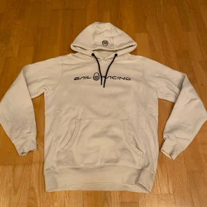 Sail Racing Hoodie - Vit sail racing hoodie, clean o sjysst storlek S, nypris ca 900. Hör av er vid intresse och priset går att diskutera.
