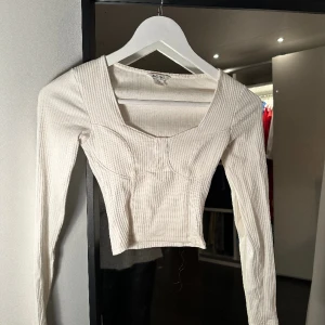 Vit ribbad tröja  - Supersöt ribbad tröja med fin passform , nyskick🩷 