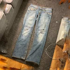 unika true religion jeans med massaaa detaljer